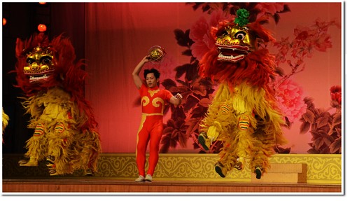 图片二 杂技《舞狮》.jpg 图片二 杂技《舞狮》.jpg