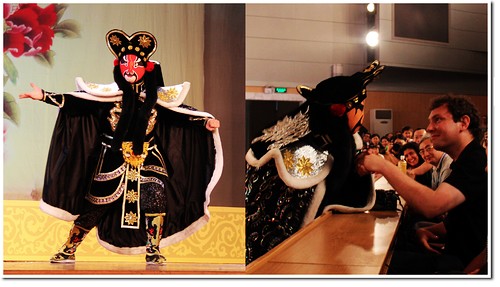 图片八 变脸让演出进入高潮,图中表演者与一外国观众互动.jpg 图片八 变脸让演出进入高潮,图中表演者与一外国观众互动.jpg