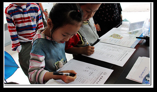 图片一 来参观的两位小朋友在登记.jpg 图片一 来参观的两位小朋友在登记.jpg