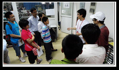 图片二 讲解员为参观者介绍慢正电子谱仪.jpg 图片二 讲解员为参观者介绍慢正电子谱仪.jpg