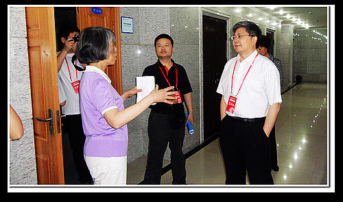 图片四 学校领导莅临我室了解情况.jpg 图片四 学校领导莅临我室了解情况.jpg