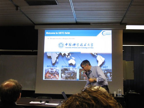 图1、 Piero Martin教授在开幕式上欢迎中国科大代表