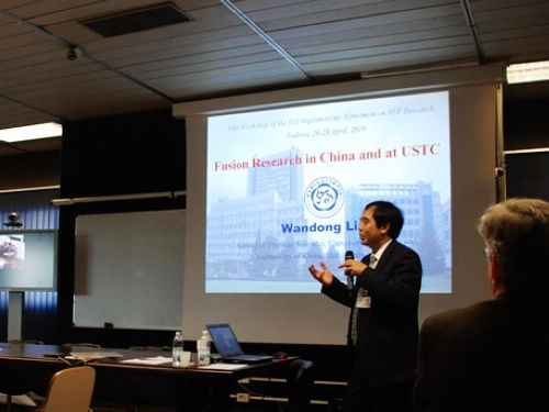 图2.刘万东教授作报告